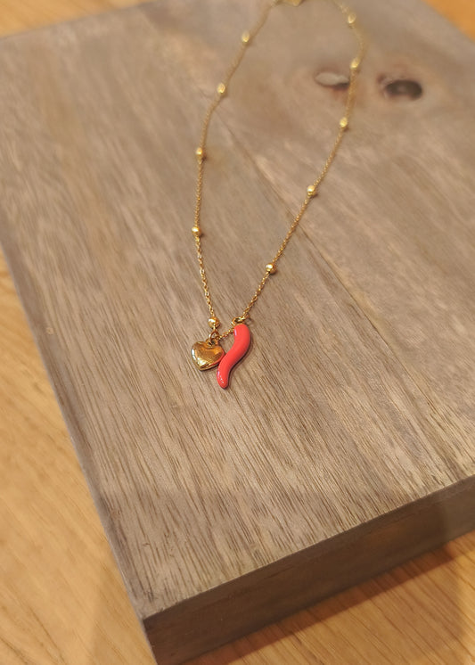 Collier chaîne fine doré avec pendentif cœurs et piment rouge en acier inoxydable, détail produit