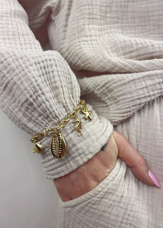 Bracelet ajustable doré en acier inoxydable avec breloques mer