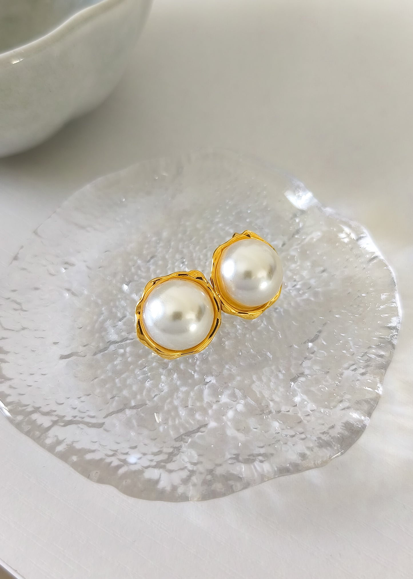 Boucles d'oreilles puce perles blanches contour doré en acier inoxydable