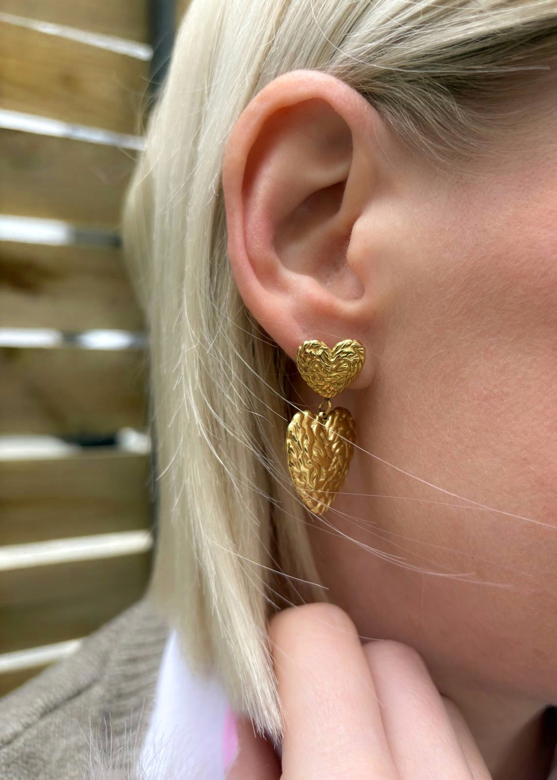 Boucles d'oreilles doré pendantes double cœur martelé acier inoxydable