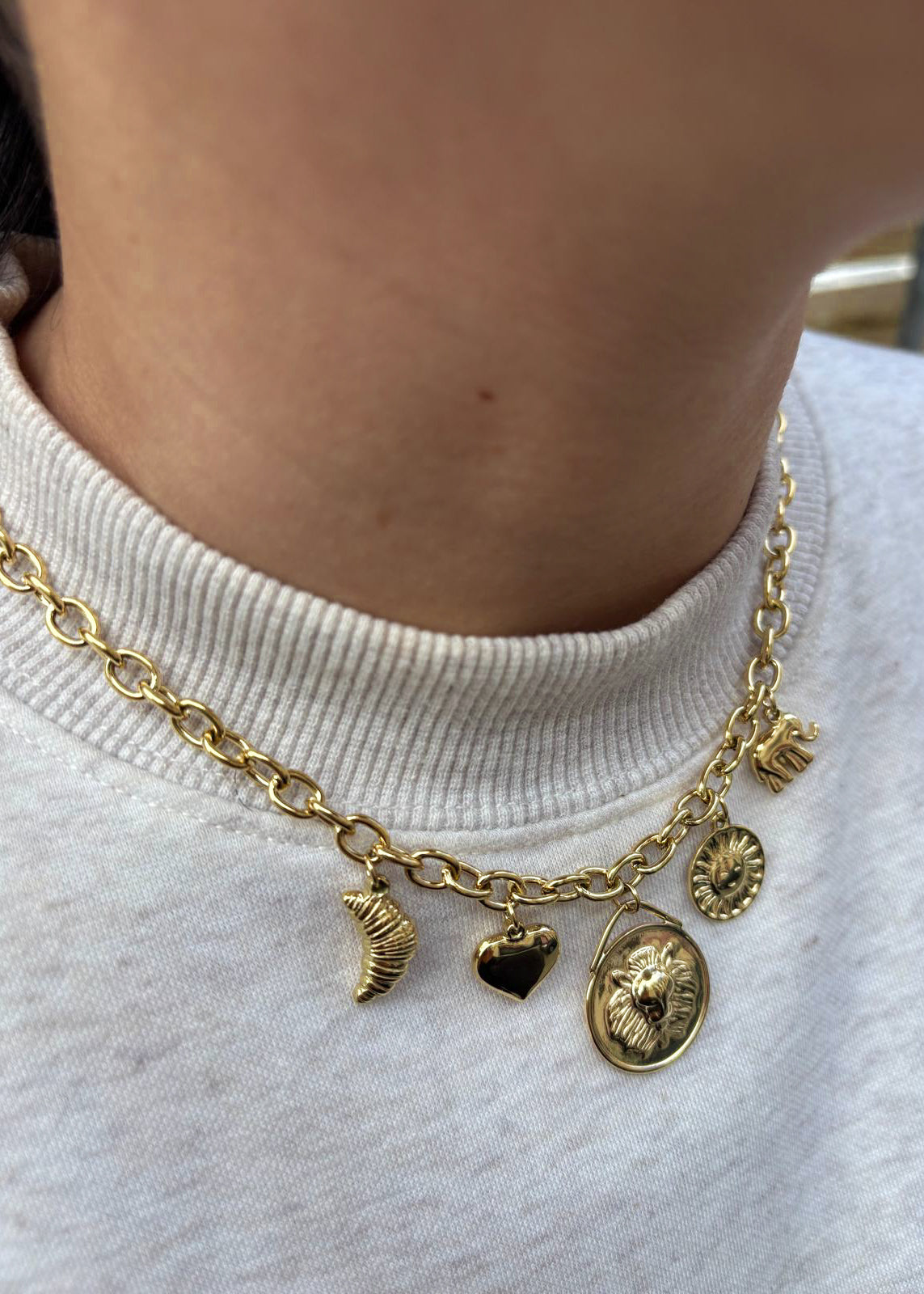 Collier doré en acier inoxydable avec plusieurs charms