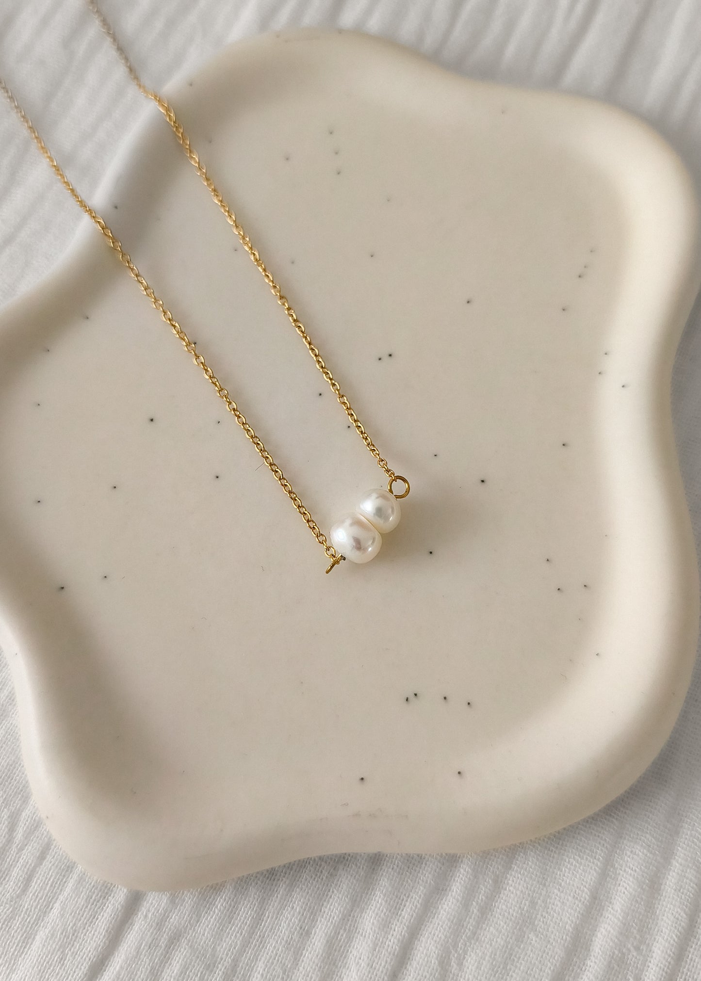 Collier chaîne fine forçat doré en acier et perles blanches d'eau douce