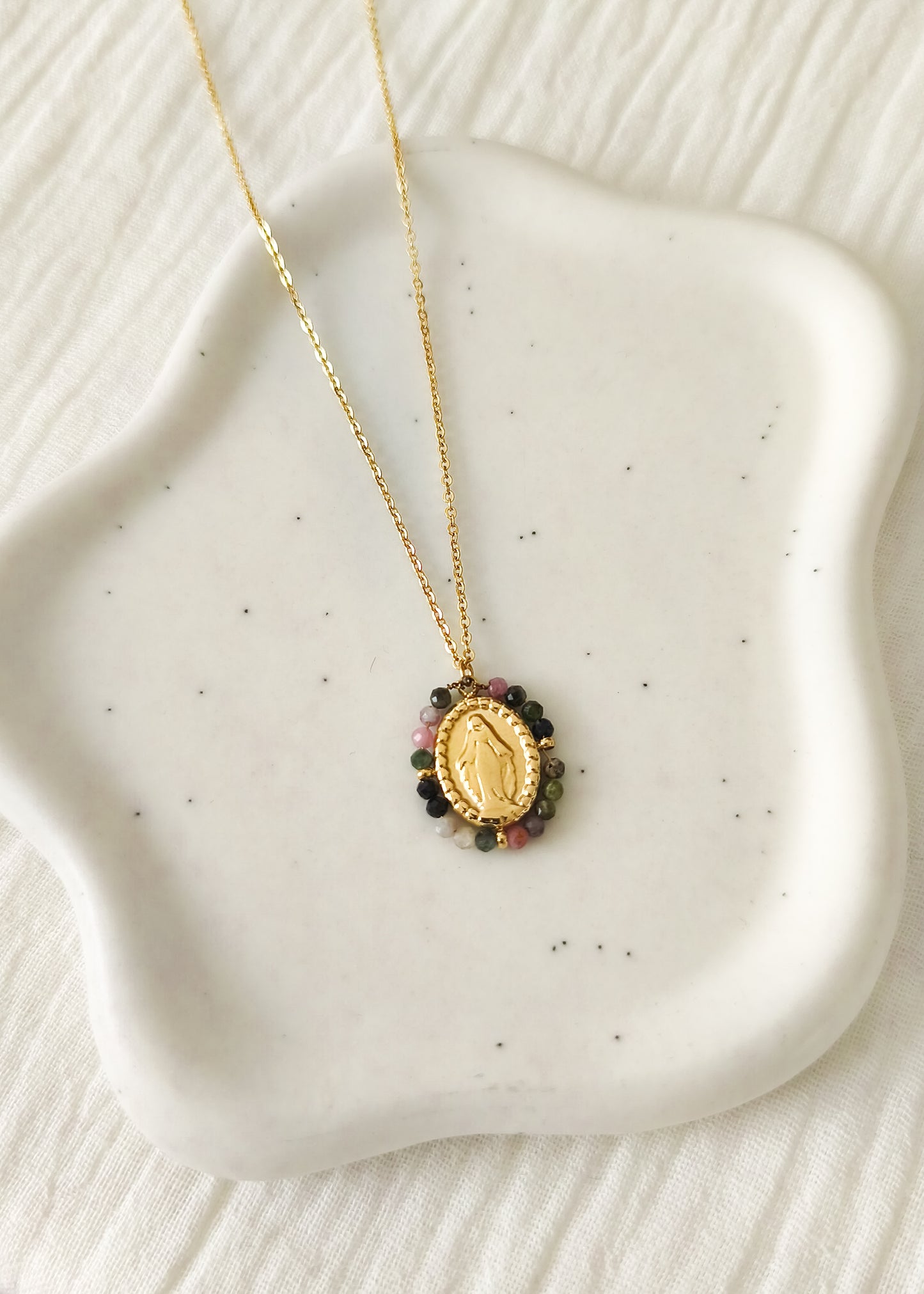 Collier chaîne fine doré en acier inoxydable médaillon Madone avec pierre tourmaline