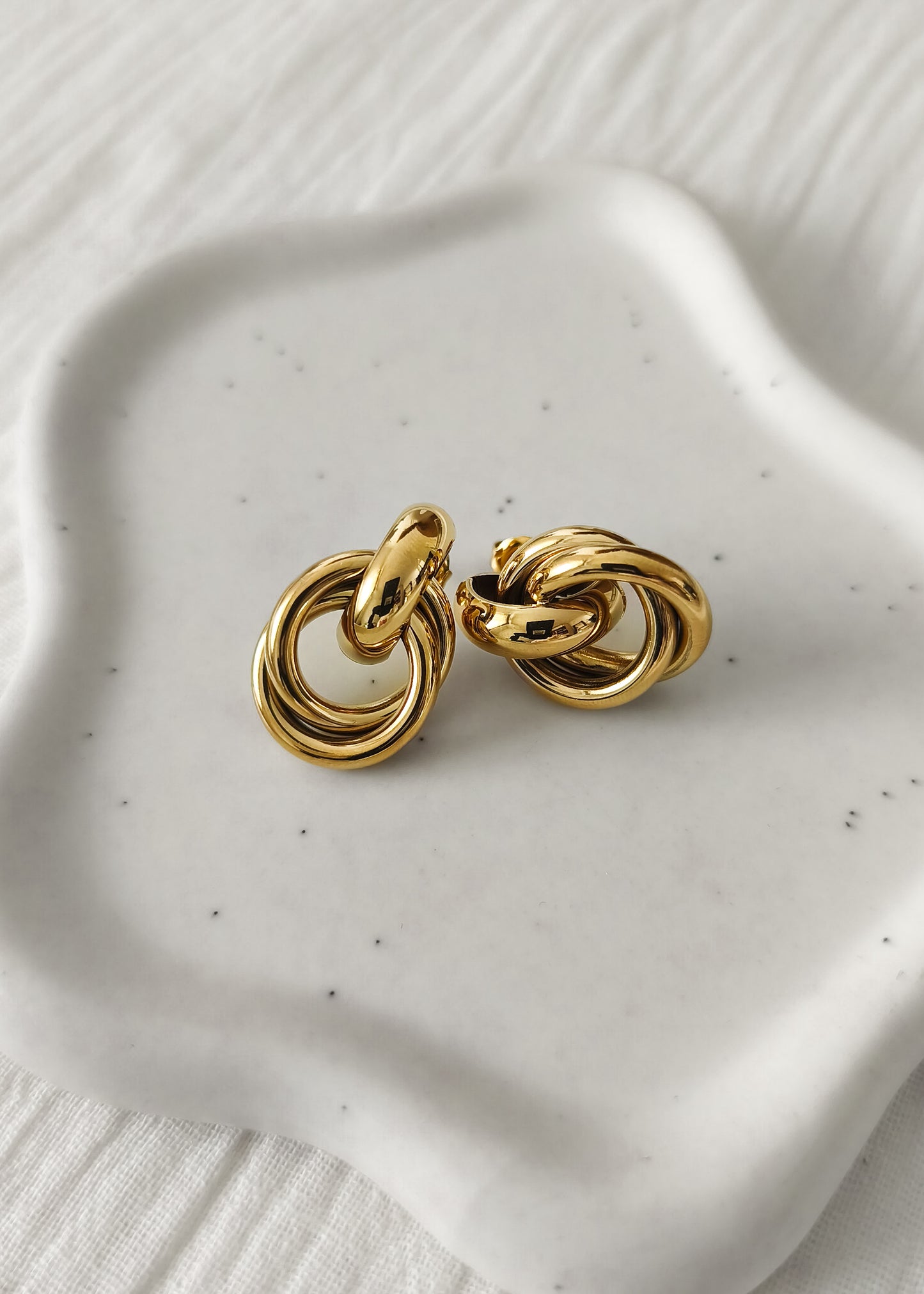 Boucles d'oreilles puce anneau entrelacés doré en acier inoxydable