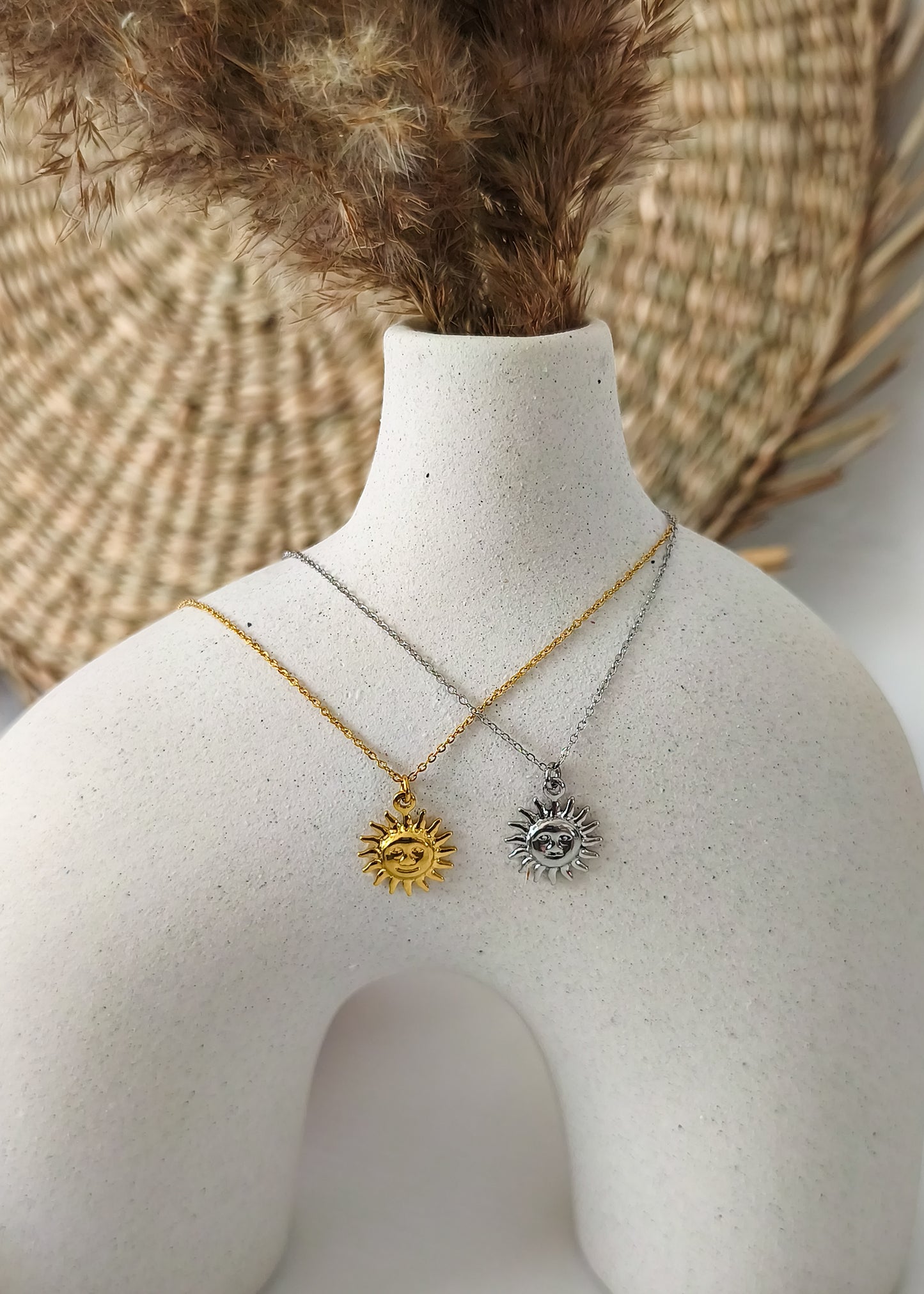 Collier minimaliste avec pendentif soleil doré ou argenté en acier inoxydable