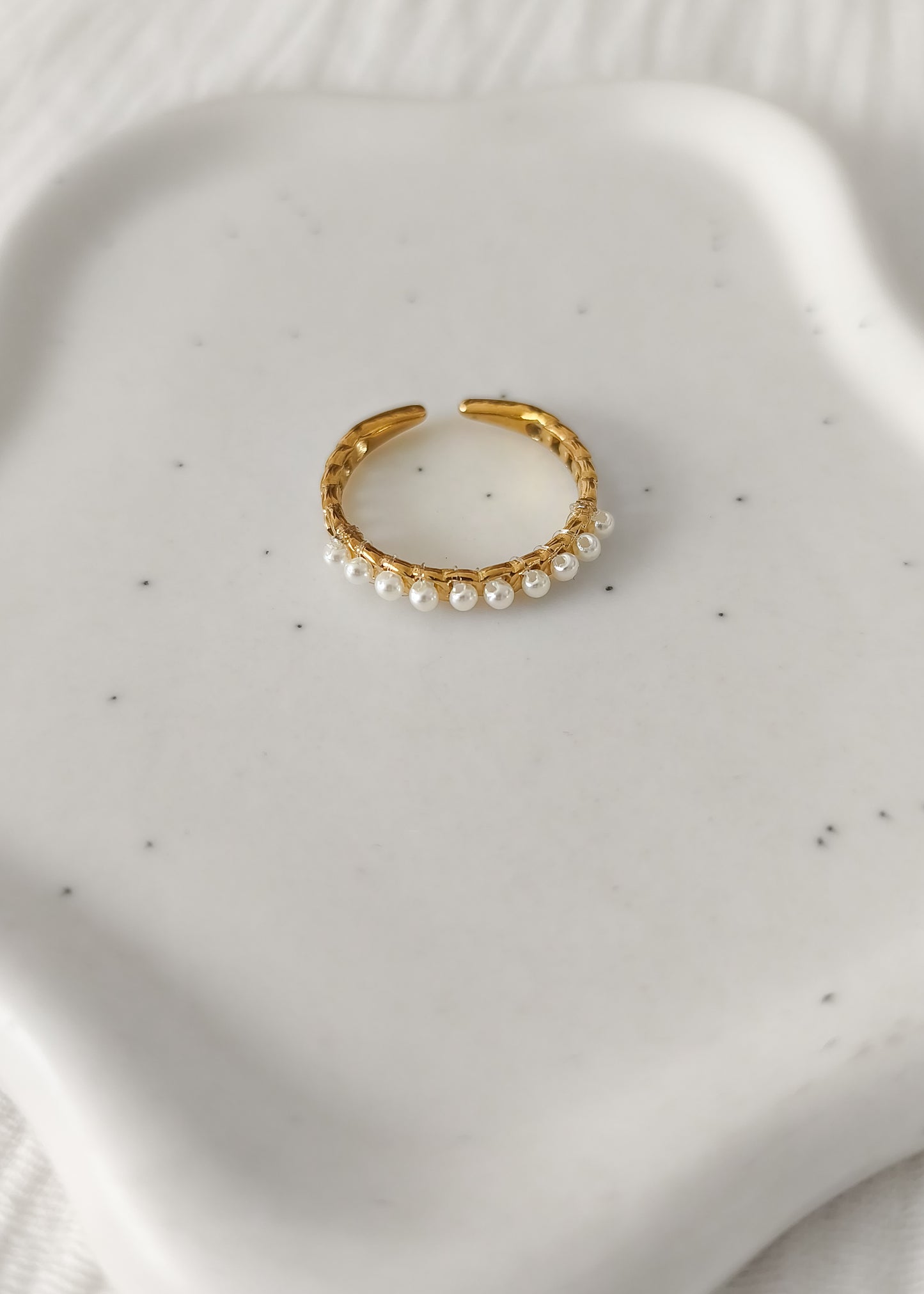 Bague anneau maillé doré acier inoxydable et perles blanches