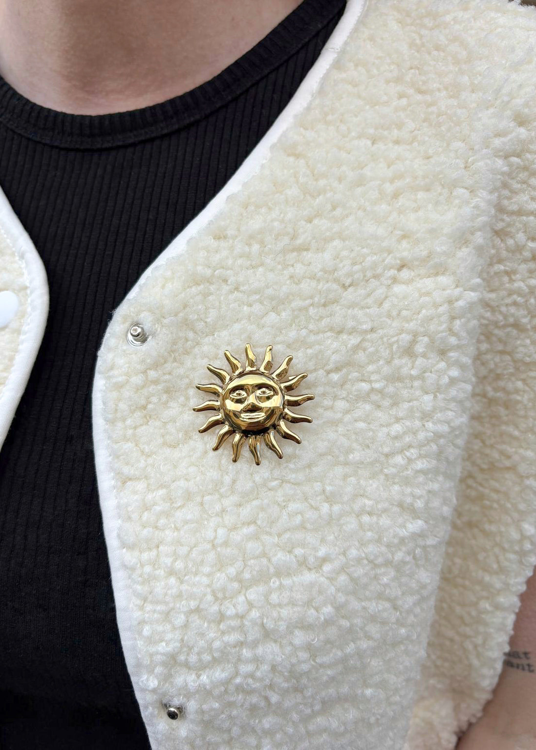 Broche forme soleil texturé doré en acier inoxydable