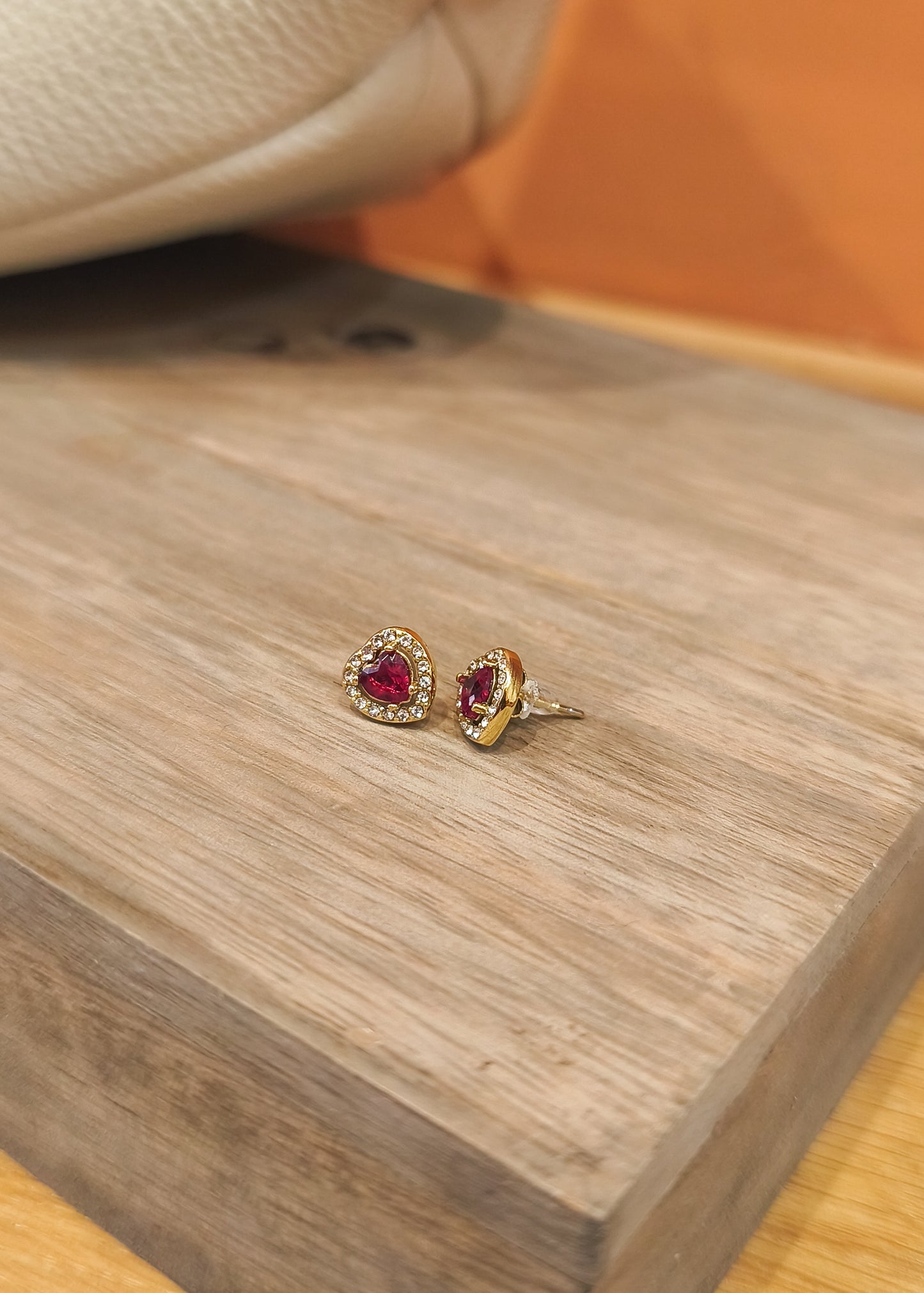 Boucles d'oreilles petite puce cœur rouge rubis entouré de strass