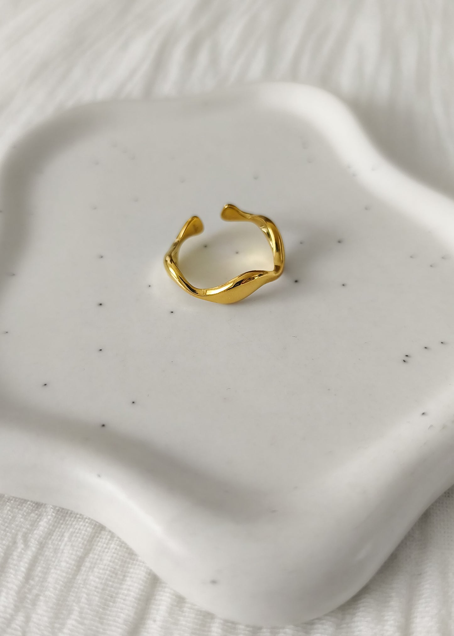 Bague fine torsadée dorée en acier inoxydable