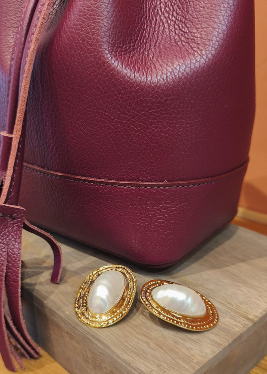 Boucles d’oreilles cabochon XXL dorées martelées en acier, détail produit