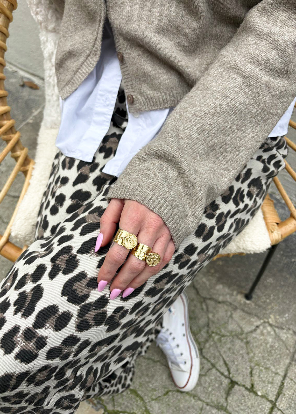 Bague doré ajustable avec médaillon fleurs de naissance acier inoxydable