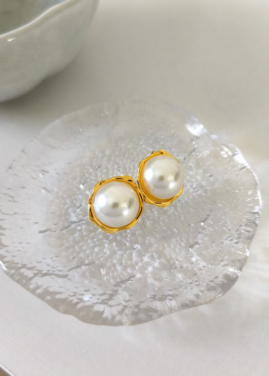 Boucles d'oreilles puce perles blanches contour doré en acier inoxydable