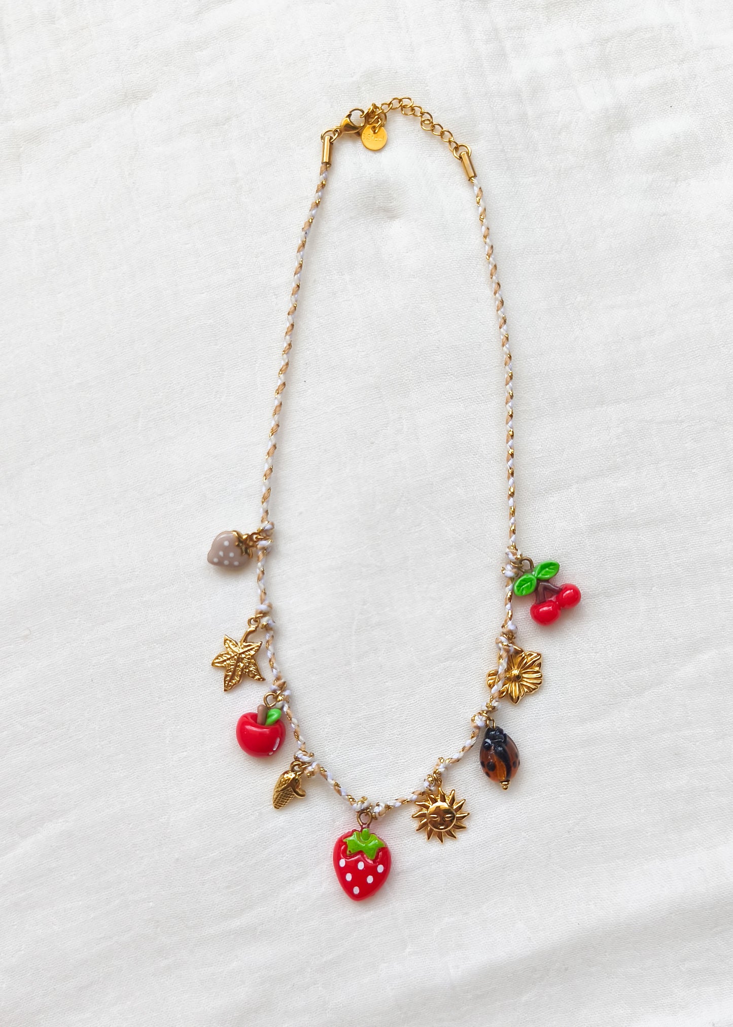 Collier Scarlett