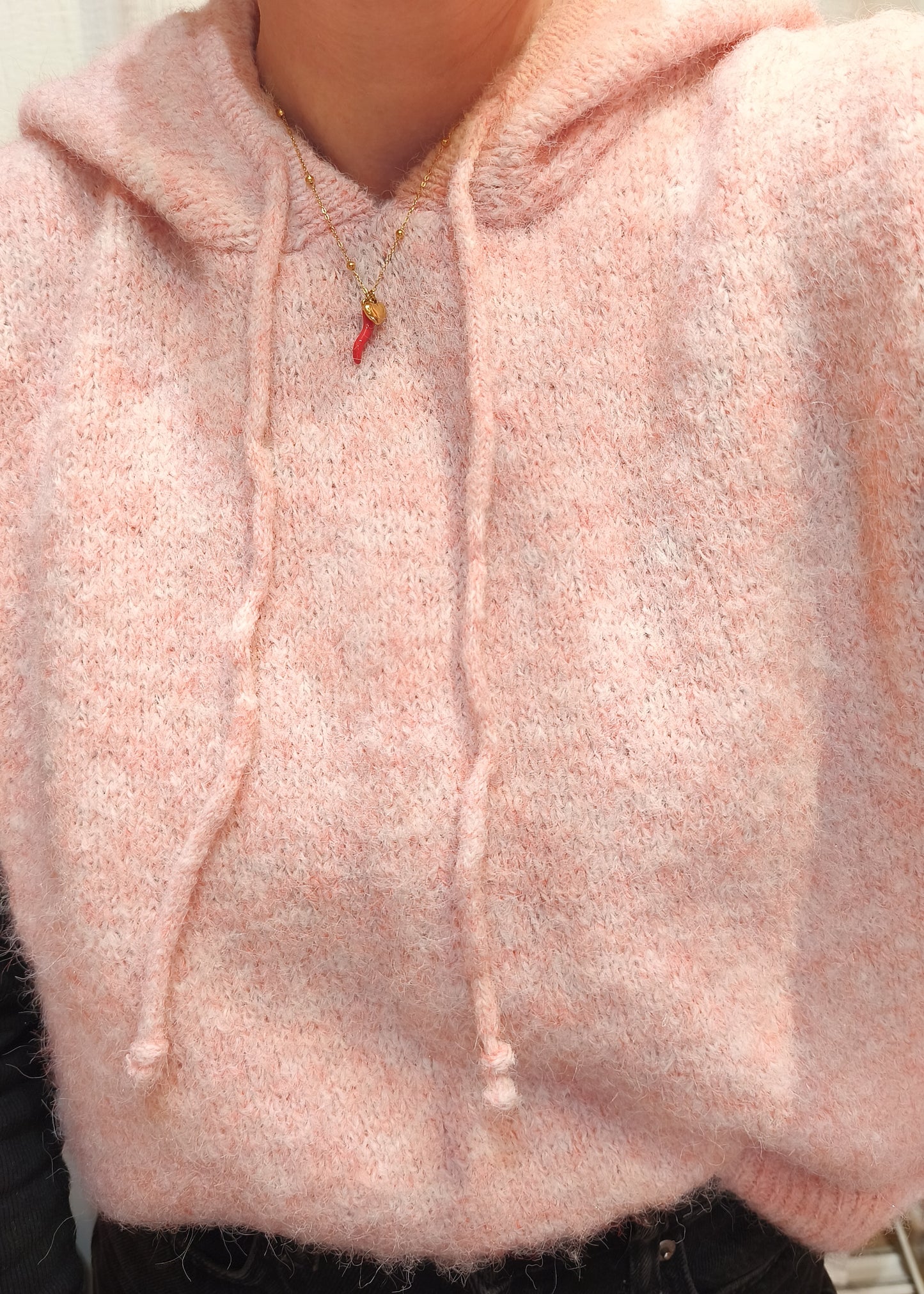 Collier chaîne fine pendentif piment rouge et cœurs dorés, look doux sur pull rose