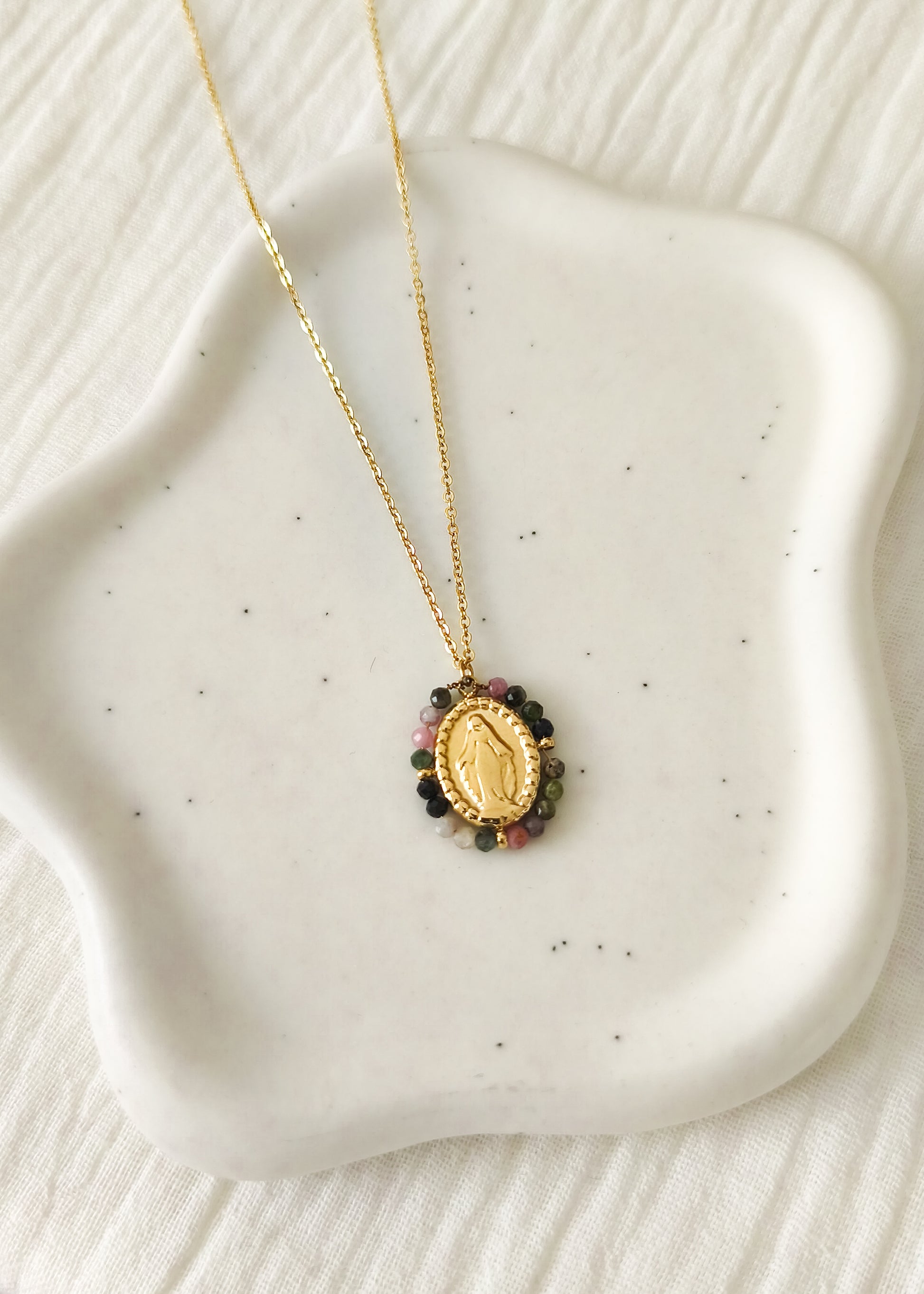 Collier chaîne fine doré en acier inoxydable médaillon Madone avec pierre tourmaline