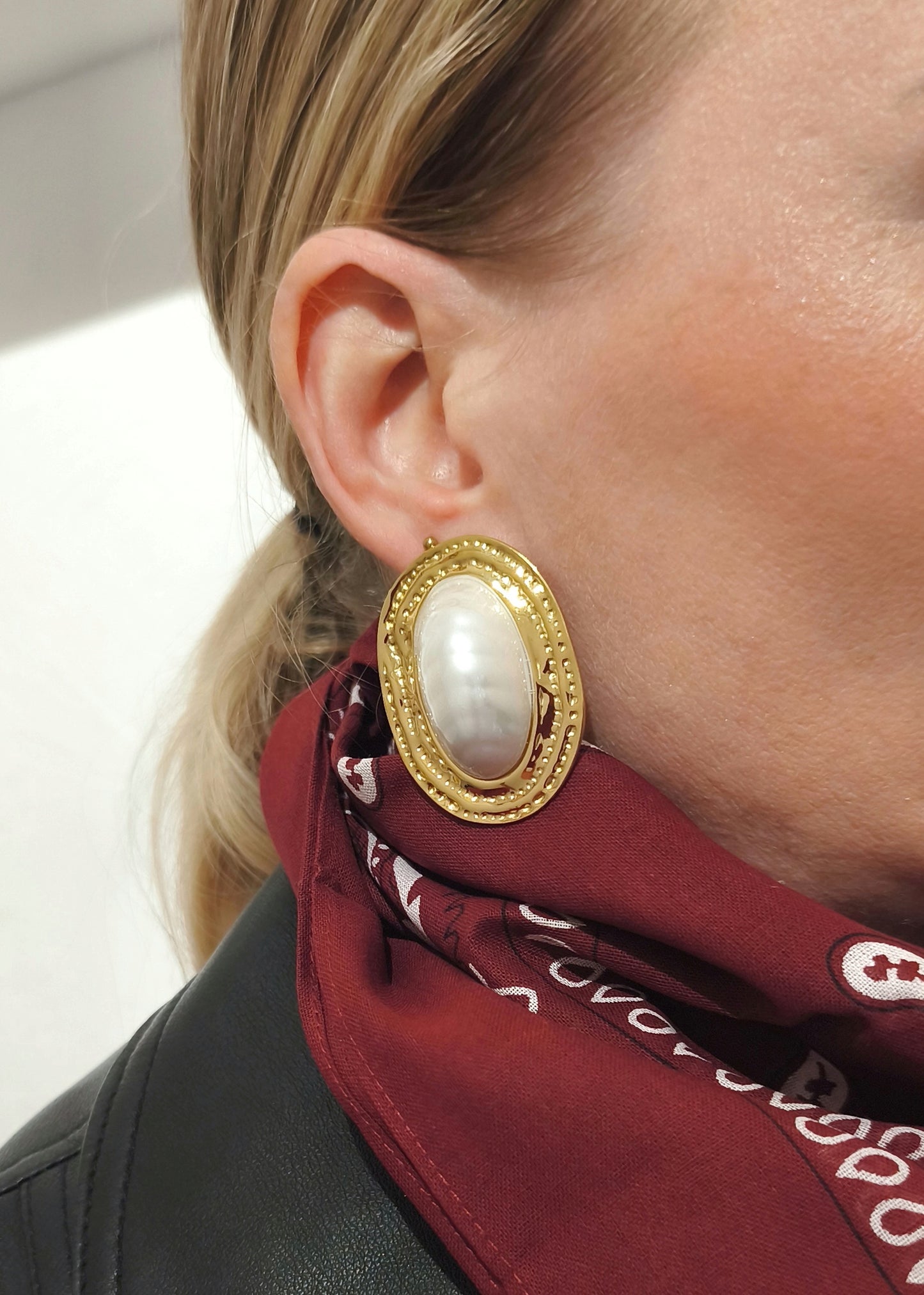 Boucles d’oreilles dorées avec cabochon, look stylé avec bandana bordeaux