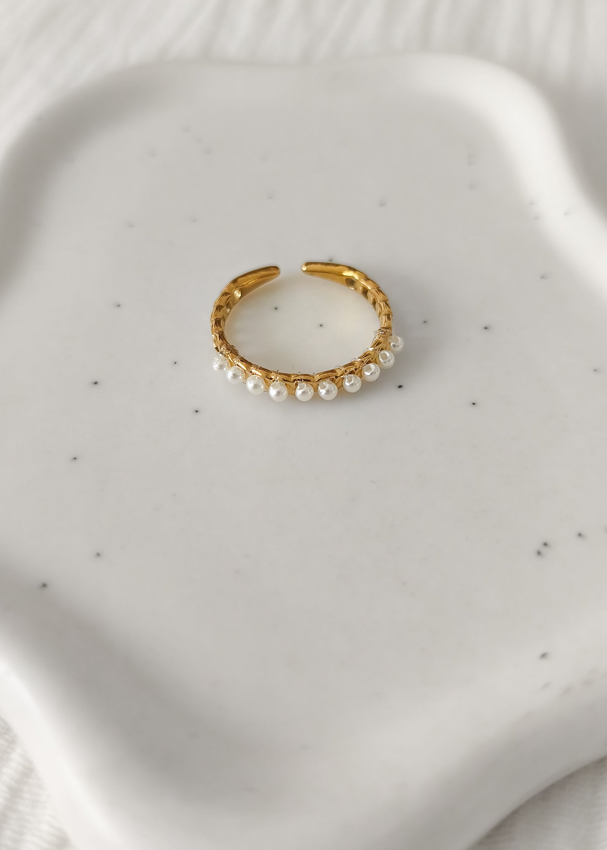 Bague anneau maillé doré acier inoxydable et perles blanches 