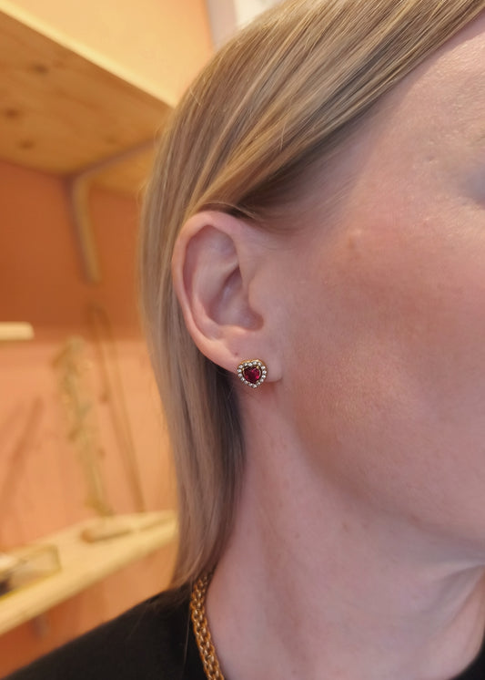Boucles d’oreilles puce cœur rouge rubis entouré de strass, idéale Saint-Valentin