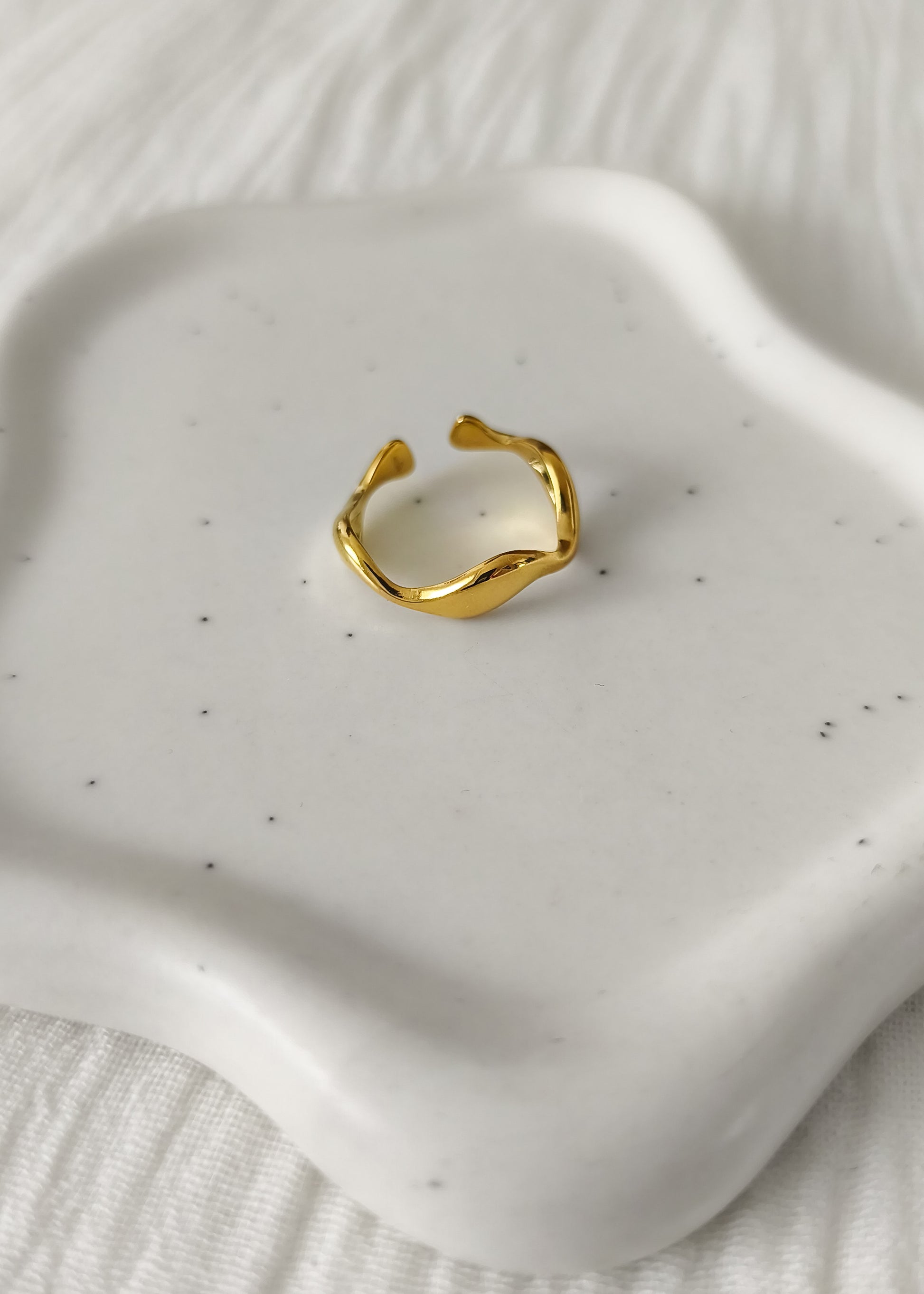 Bague fine torsadée dorée en acier inoxydable